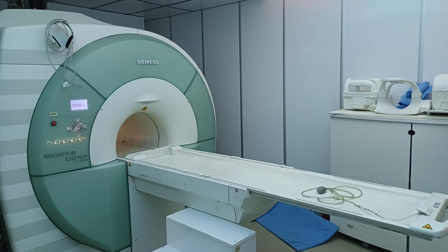 Siemens Magnetom Essenza MR(2012)
